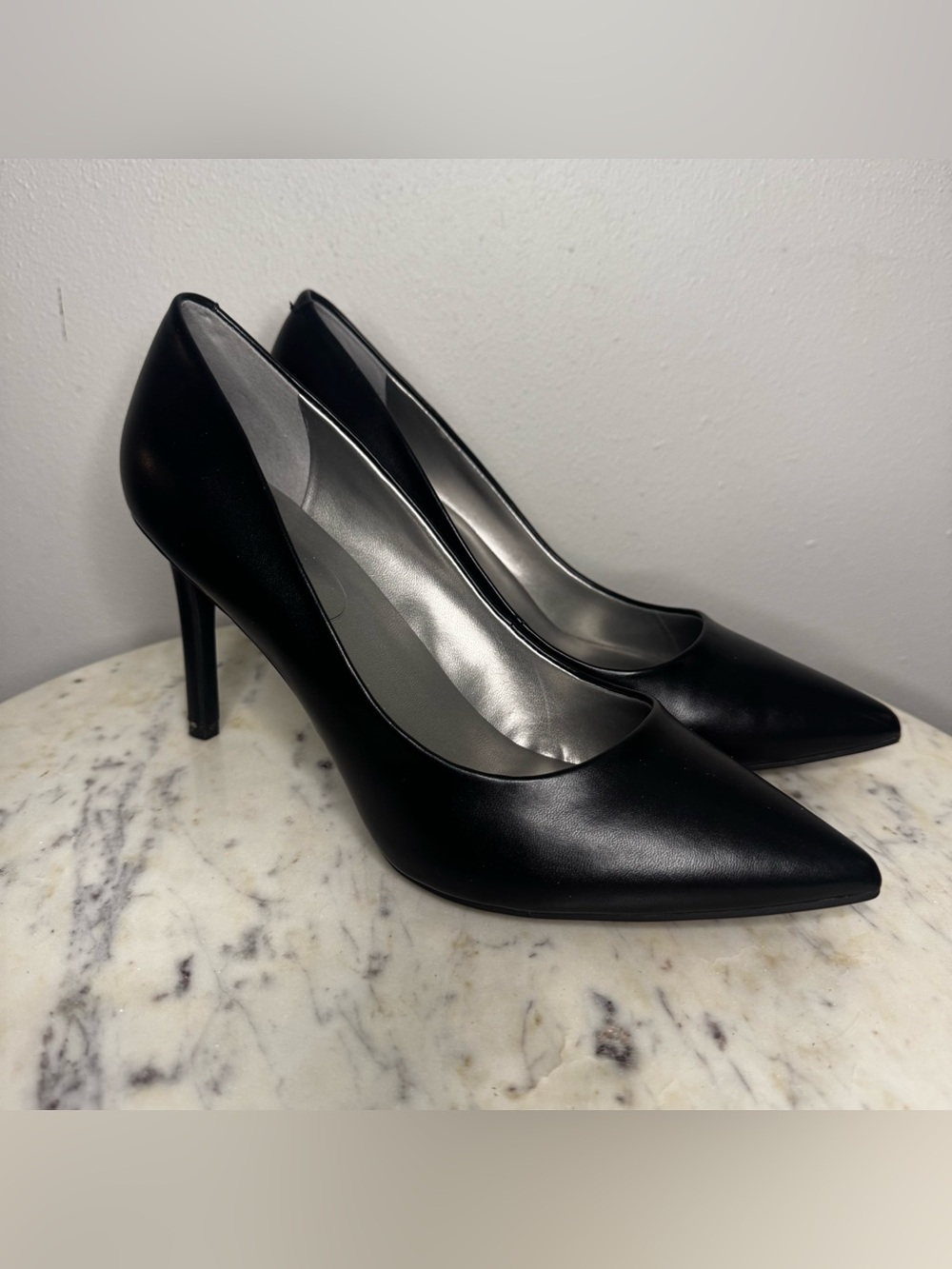 Nine West Heels Size 10 M Vegan Leather
Heel height 4"
MAKE ME AN OFFER!